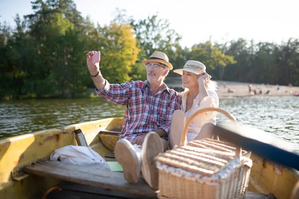 Glada par gör selfie medan du har båttur — Stockfoto