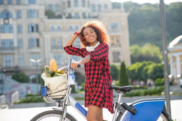 Strahlender Student steht nach Einkäufen neben Fahrrad — Stockfoto