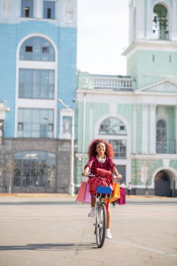 İzin günlerinde alışverişe çıkan ışıldayan öğrenci mutlu.