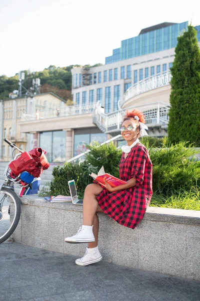 밖에 앉아 있는 멋지고 학생들의 독서 책을 멋지게 꾸며 주는 모습 — 스톡 사진