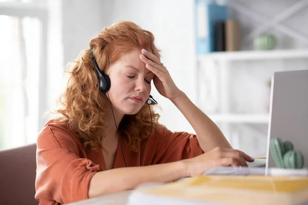 Lockig kvinna som vidrör pannan medan hon känner sig yr — Stockfoto