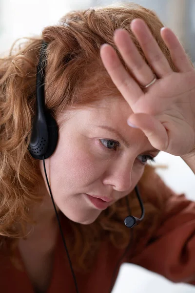 Close up de mulher usando fones de ouvido que sofrem de febre — Fotografia de Stock