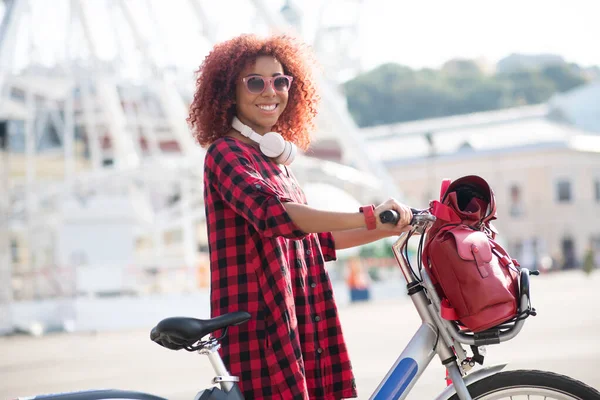 Freien Tag Genießen Stylische Junge Frau Mit Sonnenbrille Genießt Ihren — Stockfoto