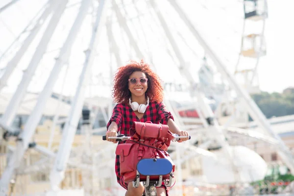 Jag Mår Fantastiskt Strålande Rödhårig Flicka Bär Solglasögon Ridning Cykel — Stockfoto