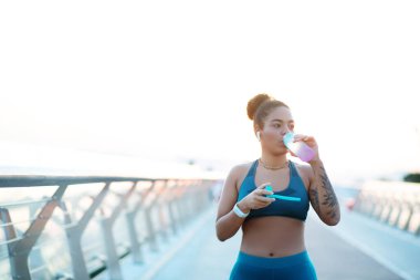 Bir saat koştuktan sonra susayan bir kadın.