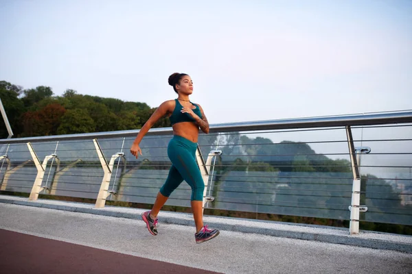 Mujer joven afroamericana sintiéndose motivada mientras corre — Foto de Stock