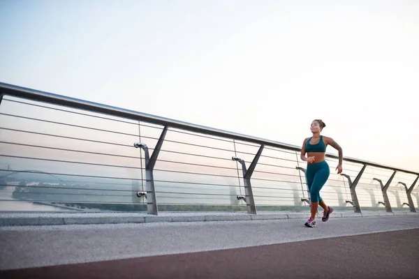 Mujer de piel oscura con sobrepeso corriendo por la mañana — Foto de Stock