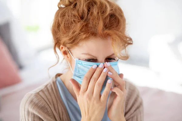 Vrouw met masker om ziekte niet door te geven aan familieleden — Stockfoto