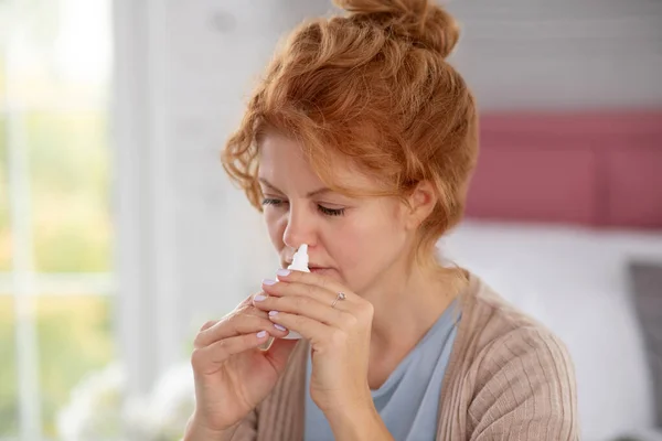 Kvinna som har fruktansvärd dag medan lider av täppt näsa — Stockfoto