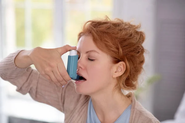Mujer que usa inhalador mientras tiene un ataque de asma — Foto de Stock