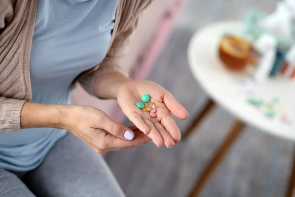 Mujer sosteniendo muchas pastillas después de visitar al médico — Foto de Stock