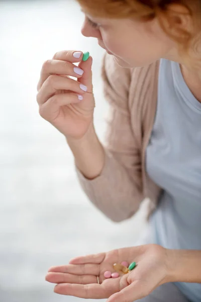 Mujer enferma bebiendo pastillas después de resfriarse — Foto de Stock