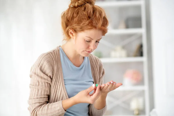 Donna che ha tempo per le pillole mentre soffre di influenza — Foto Stock