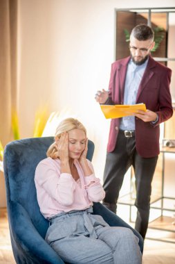 Hastaların yanında duran gözlüklü, sakallı psikanalist.