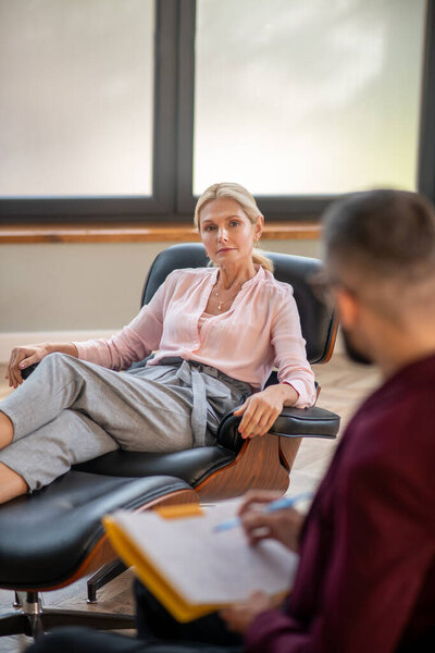 Woman coming to psychoanalyst while having personal problems
