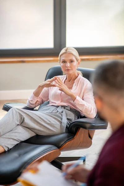 Kvinnan sitter och pratar med ung psykoanalytiker — Stockfoto