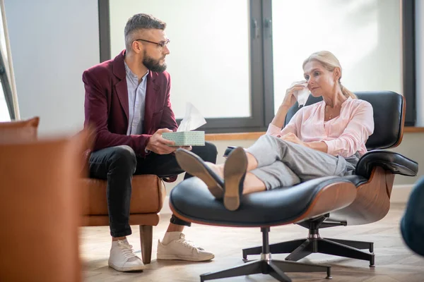 Kvinna talar om negativa ögonblick när du besöker psykolog — Stockfoto