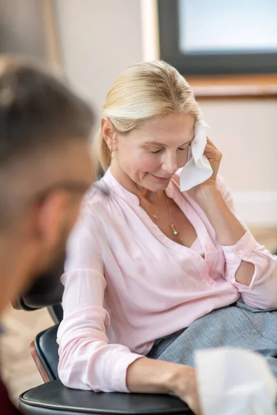 Женщина в стильной блузке плачет во время стресса — стоковое фото