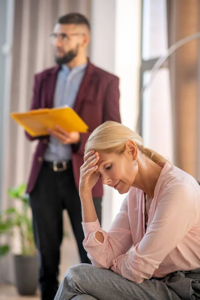 Blondhaarige Frau teilt ihren Stress mit Psychologen — Stockfoto