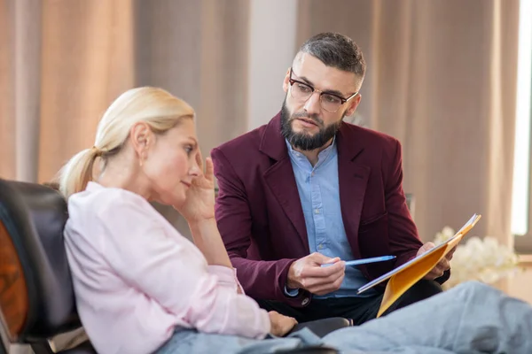 Brodaty psychoanalityk w okularach słuchający pacjenta — Zdjęcie stockowe