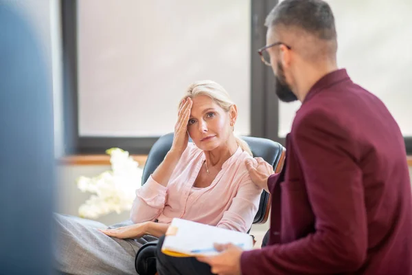 Mooie vrouw gevoel gestresst na echtscheiding met man — Stockfoto