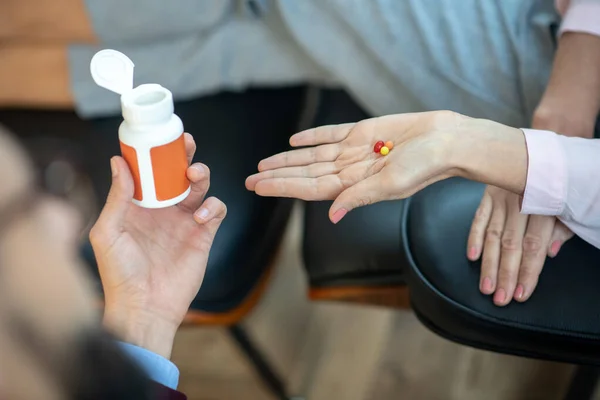 Primer plano de la mujer que toma pastillas mientras tiene psicoanálisis — Foto de Stock