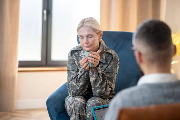 Mujer rubia teniendo rehabilitación militar con psicoanalista — Foto de Stock