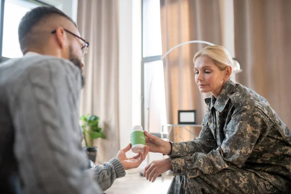 Psychologist giving antianxiety pills for military woman — Stock Photo, Image
