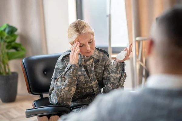 Servicewoman sosteniendo servilleta y hablando con psicoanálisis — Foto de Stock