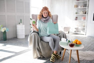 Kadın ilaç ve vitamin aldıktan sonra daha iyi hissediyor.