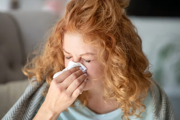 Vrouw met verstopte neus terwijl ze griep heeft — Stockfoto
