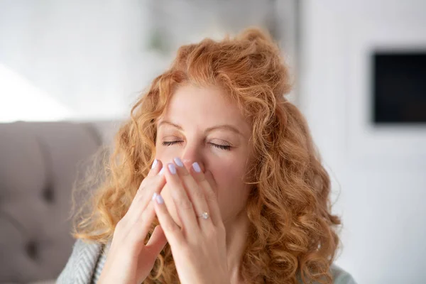 Mulher ruiva espirra enquanto sofre de alergia — Fotografia de Stock