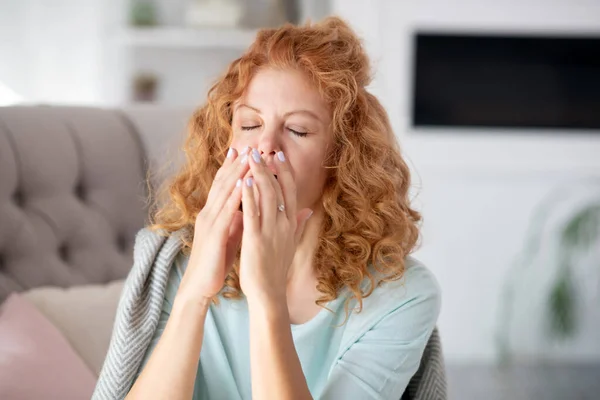 Betegszabadságon lévő nő tüsszentés és köhögés közben egész nap — Stock Fotó