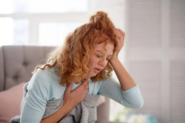 Mujer pelirroja rizada con fuerte dolor de cabeza y gripe — Foto de Stock