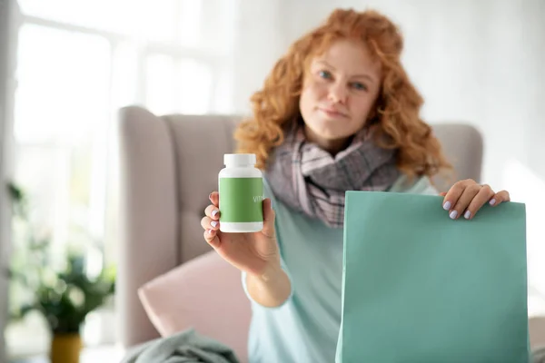 Mujer rizada sintiéndose aliviada después de tomar vitaminas por la mañana — Foto de Stock