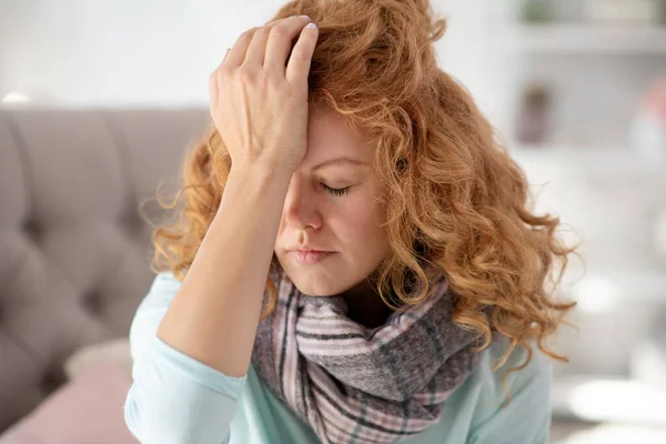 Krullend jong vrouw dragen sjaal gevoel ziek en moe — Stockfoto