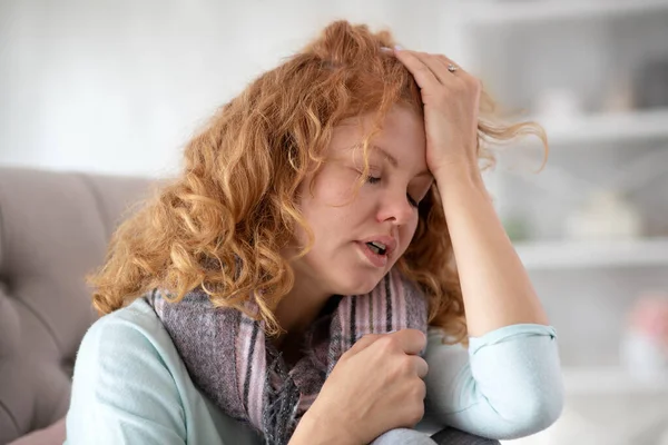 Kobieta czuje się okropnie z wysoką temperaturą ciała — Zdjęcie stockowe