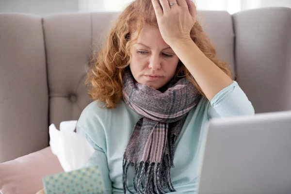 Mujer rizada con bufanda viendo películas y estornudando todo el día — Foto de Stock