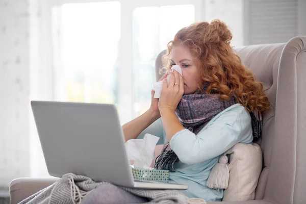 Žena sleduje film na notebooku a trpí zimou — Stock fotografie