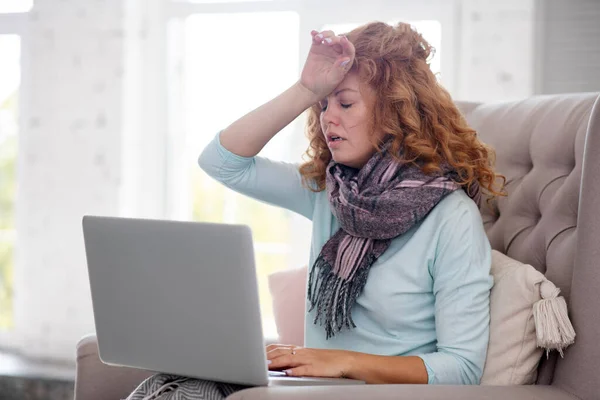 Жінка шукає інформацію про грип в Інтернеті. — стокове фото