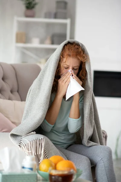 Frau im Karo mit rennender Nase — Stockfoto