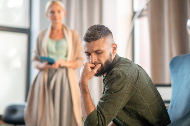 İş adamı psikologa gelirken kafasının karıştığını hissediyor