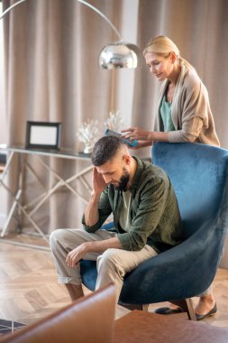 Depresyondaki adamla konuşan yardımsever psikanalist.