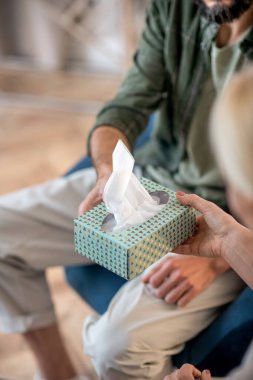 Psikanalistin hastaya bir paket peçete vermesini kapatın.