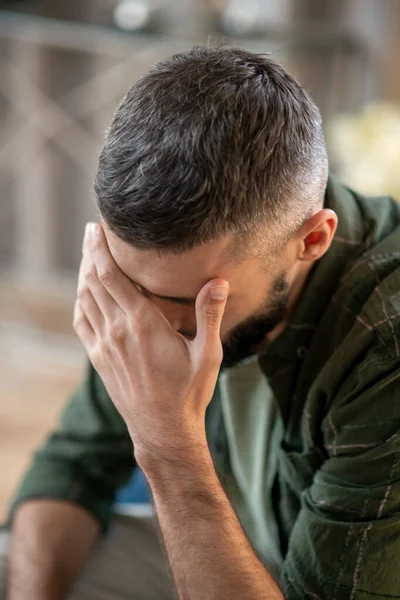 Uomo che ha mal di testa in attesa di psicanalista — Foto Stock