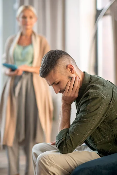 Jungunternehmer kämpft mit vielen emotionalen Problemen — Stockfoto