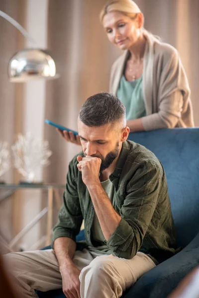 Uomo barbuto sensazione di stress mentre viene a psicologo — Foto Stock