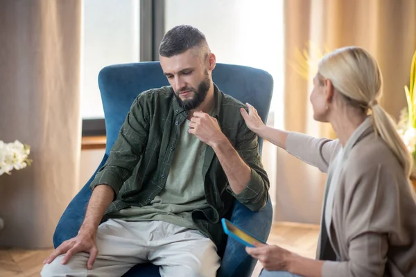 Uomo barbuto sentirsi meglio dopo aver parlato con psicanalista — Foto Stock