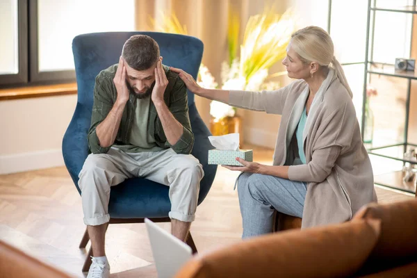 Psychoanalytiker unterstützt Klienten, die sich sehr depressiv fühlen — Stockfoto