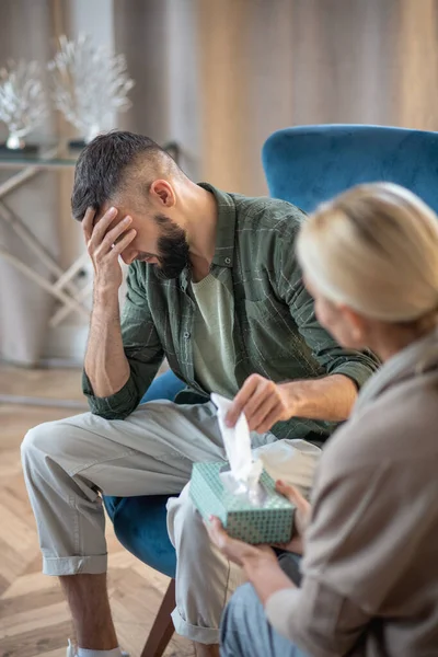 Mann mit einigen Tränen, während er Probleme mit Psychoanalytiker teilt — Stockfoto